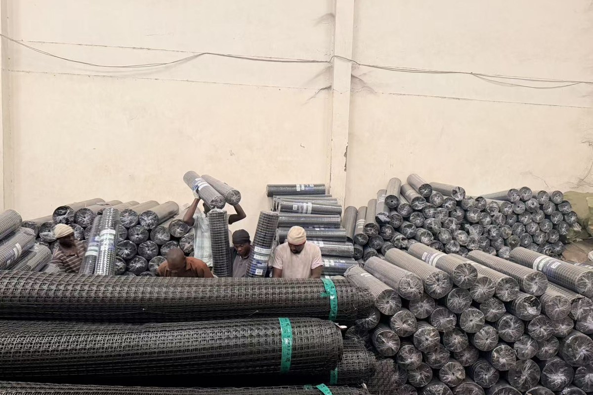 ANJIA KENYA warehouse team handling wire mesh rolls for local stock organization
