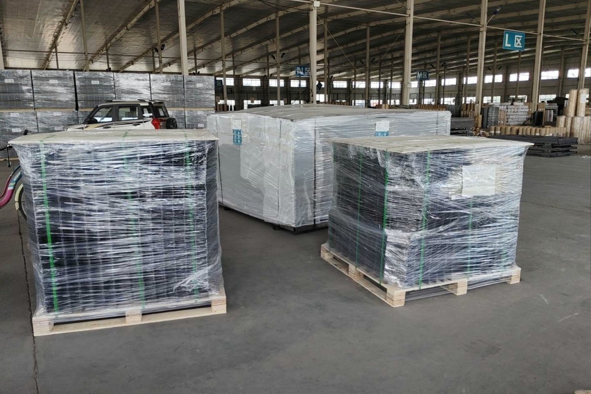 Double wire fence export packing reference with protected fence panel bundles before shipment