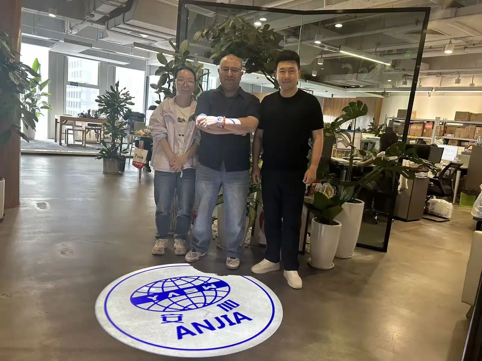 A customer meeting with ANJIA representatives at the group's Zhujiang New Town office in Guangzhou during the 140th Canton Fair week