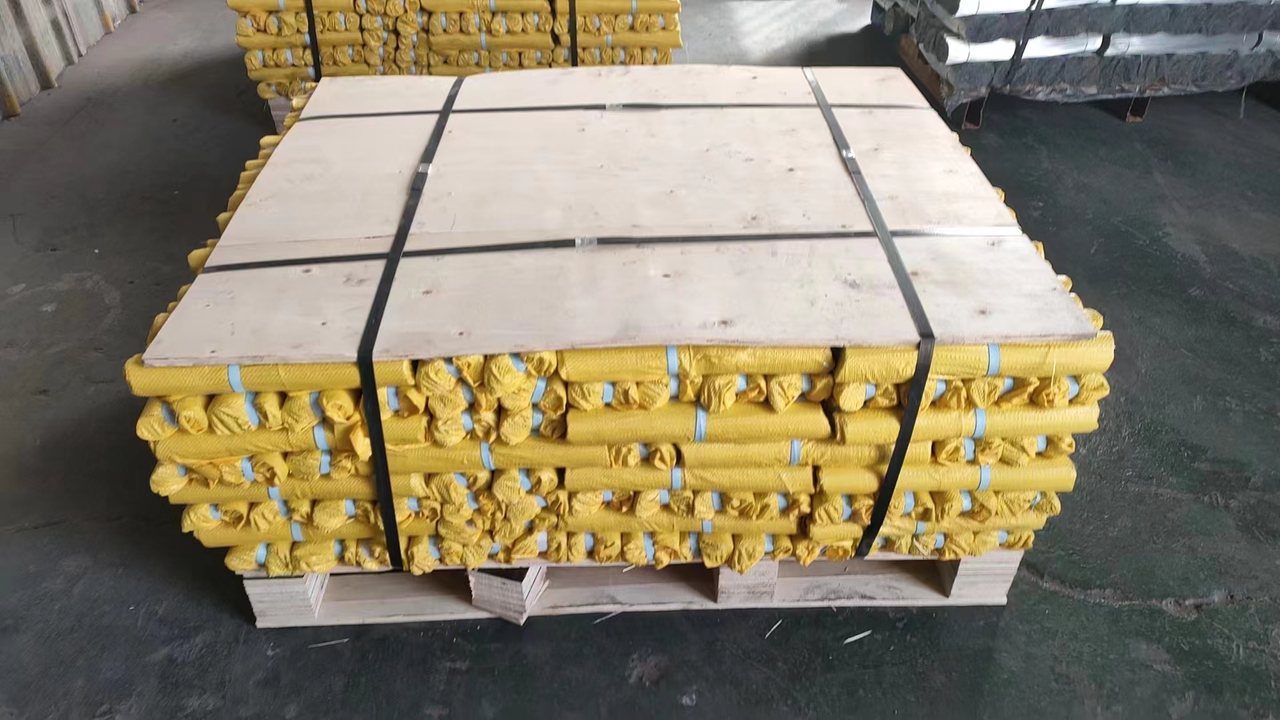 Cut wire bundles packed on pallet with plywood cover for export shipment